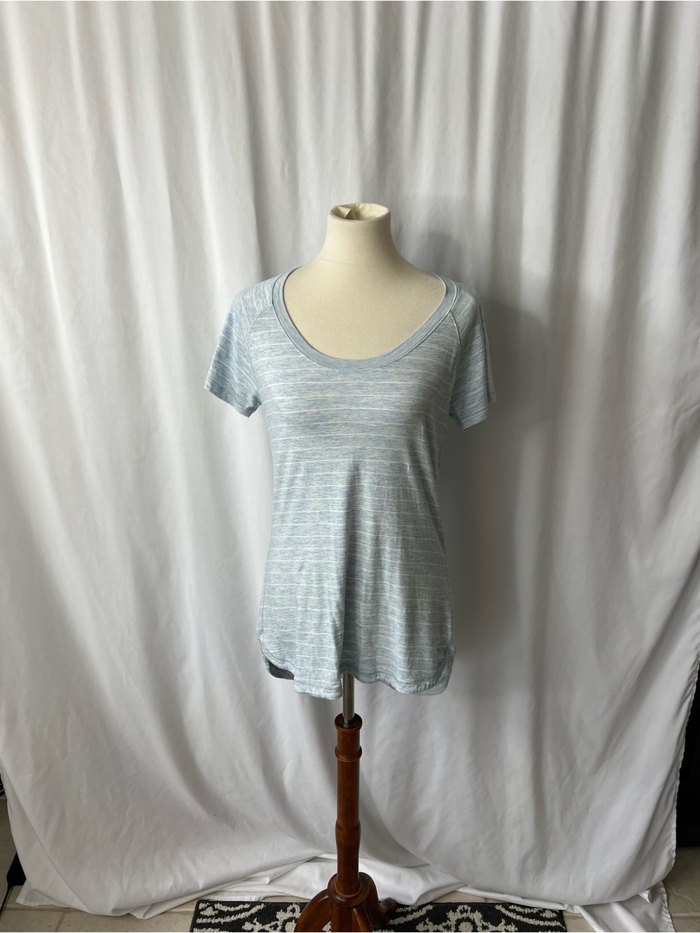 CALIA by Carrie Underwood Light Blue Heathered Active Tee – Size Large